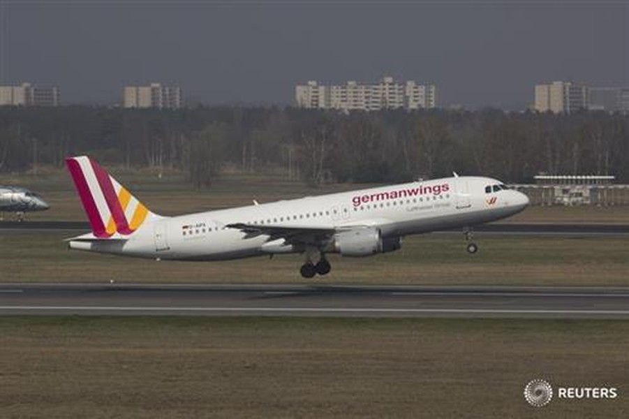  Trên hành trình di chuyển từ Barcelona tới Düsseldorf ngày 24/3, máy bay Airbus A320 của Hãng hàng không giá rẻ Đức Germanwings mang số hiệu  4U9525 đã rơi ở thị trấn nhỏ Barcelonnette thuộc Alpes-de-Haute-Provence, cách thành phố Nice chừng 100 km. Người dân phát hiện ra mảnh vỡ của máy bay trên độ cao 2.000 mét so với mực nước biển.